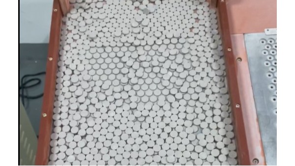 自動(dòng)整列機(jī)排列壓敏電阻案例