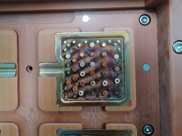 唯思特整列機均溫板銅柱和粉環全自動排列組裝過程